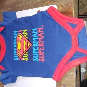 Baby Onesies, 4 New and 1 pre loved. Sizes 0 to 9 months. No stains.